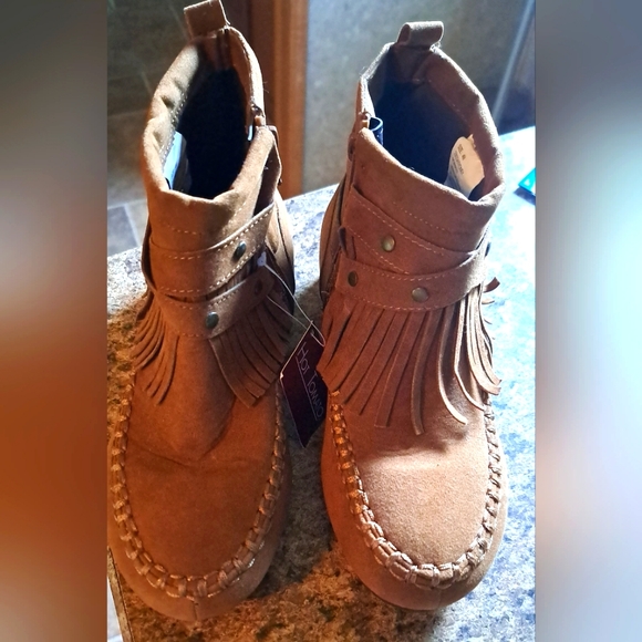NWT Hot TOMATO FRINGE Ankle Boots Moccasin Style Size 4m (Sydney) - Picture 1 of 8